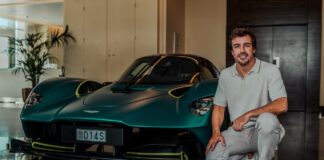 Fernando Alonso recibe su Aston Martin Valkyrie Fernando Alonso Aston Martin Valkyrie
