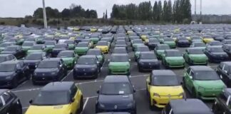 Cientos de Renault 5 e-tech ya esperan en la campa de la fábrica Douai y no te imaginas cuál es el color más demandado Renault 5 e-tech