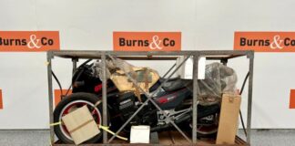 Esta Kawasaki GPZ900R de 1988 como la que conducía Tom Cruise en ‘Top Gun’ se ha vendido sin estrenar aún en su embalaje original venta-kawasaki-gpz900r-1988