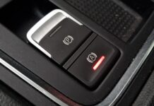 El botón del coche que probablemente desconozcas y que te ayudará a conducir de una forma más cómoda boton-auto-hold