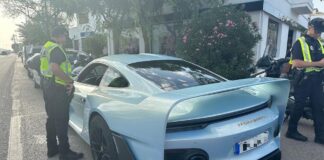 La Policía de Ibiza para a un Gemballa Marsien Policía Gemballa