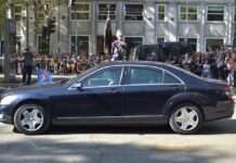 La razón por la que la matrícula del coche oficial del Rey es carmesí y la de la Princesa, azul en el Día de la Fiesta Nacional de España matricula-coche-oficial-rey-princesa