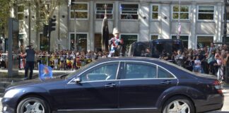 La razón por la que la matrícula del coche oficial del Rey es carmesí y la de la Princesa, azul en el Día de la Fiesta Nacional de España matricula-coche-oficial-rey-princesa