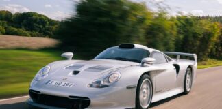 La curiosa razón por la que el Porsche GT1 Strassenversion tiene el volante ligeramente escorado a la derecha porsche-gt-1-strassenversion