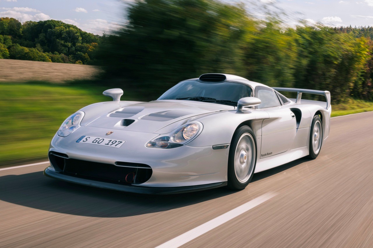 El Porsche 911 GT1 Strassenversion está entre los coches más raros
