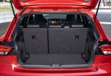 La ranura del maletero secreta que tienen todos los coches y puede salvarte la vida ranura-maletero-secreta-coches