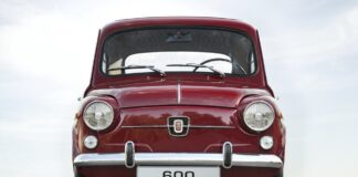 Una influencer acude con su SEAT 600 a pasar la ITV y la pregunta del inspector es de traca seat 600