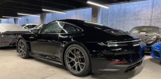 Porsche se pasa el juego permitiendo colocar la broma que quería su propietario en la puerta Porsche 911 S/T con el mensaje "tu madre"