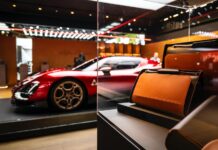 Entregada la primera unidad de las 33 que se fabricarán al cliente que ha pagado unos dos millones de euros por este coche diseñado por un español El Alfa Romeo 33 Stradale ha sido diseñado por el español Alejandro Mesonero-Romanos