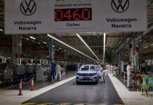 Estos son los litros de diésel o gasolina con los que un coche sale de la fábrica Un coche siendo terminado en la fábrica