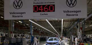 Estos son los litros de diésel o gasolina con los que un coche sale de la fábrica Un coche siendo terminado en la fábrica