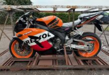 A subasta una Honda CBR1000RR Fireblade de 2005 que está tan a estrenar que hasta está metida en la caja original en la que vino de Japón