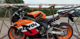 A subasta una Honda CBR1000RR Fireblade de 2005 que está tan a estrenar que hasta está metida en la caja original en la que vino de Japón
