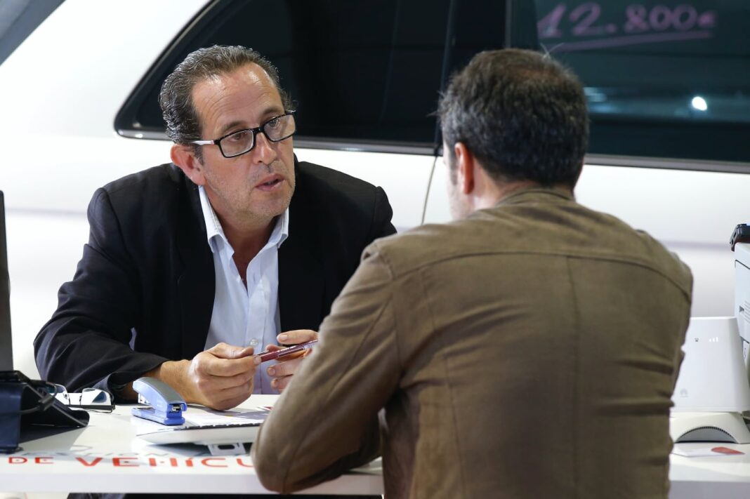 Comerciales vendiendo coches