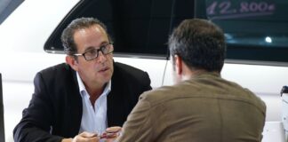 Lo adulterado que está el mercado de venta de coches en España tras el desastre de la Dana lo deja claro esta cifra Comerciales vendiendo coches