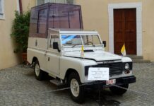 Land Rover Santana 109: el papamovil blindado español, fabricado en Linares, Jaén, y que descansa en el Vaticano Land Rover Santana blindado, es el papamóvil español