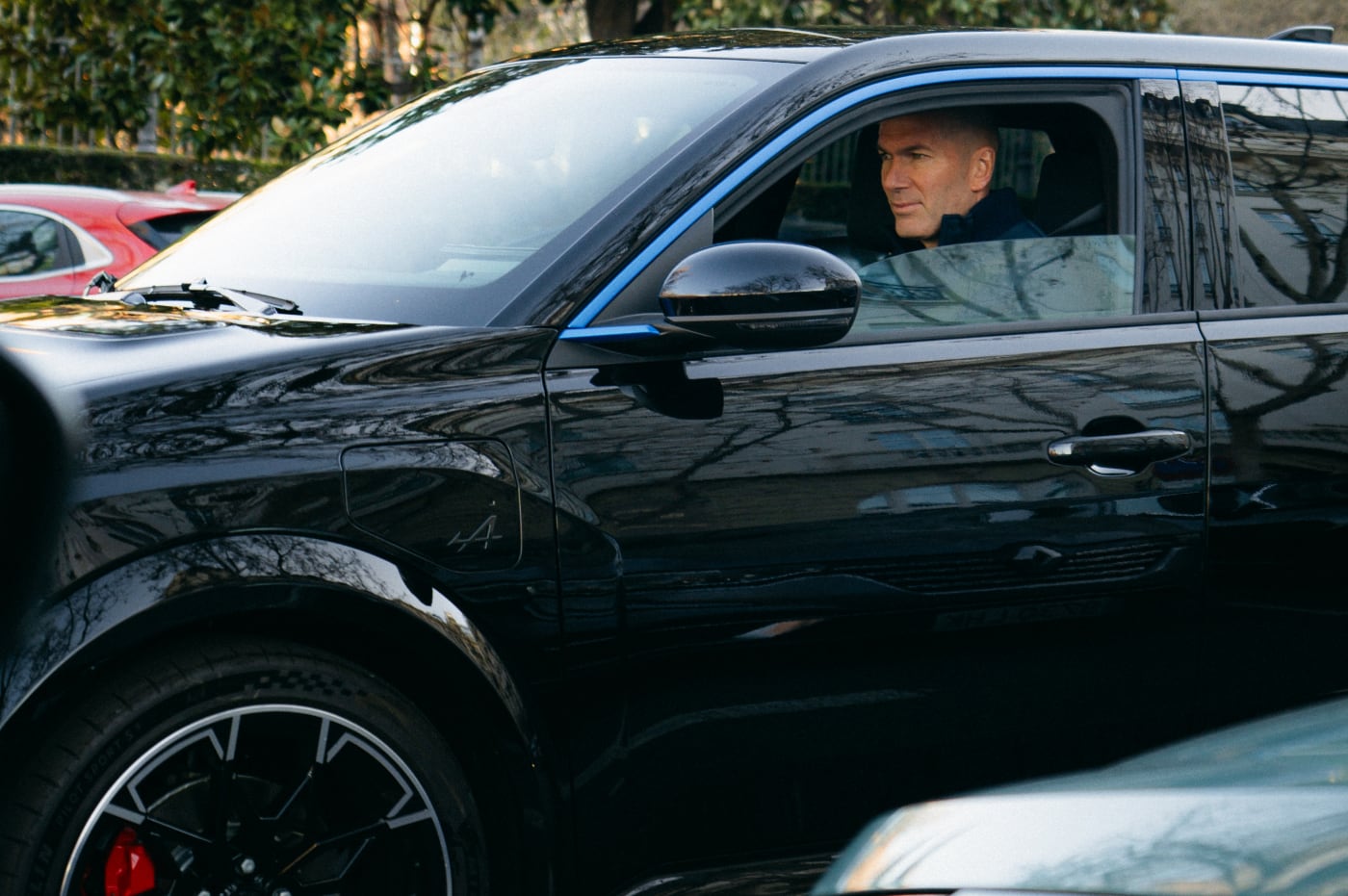 Zinedine Zidane conduciendo su nuevo coche, el Alpine A290