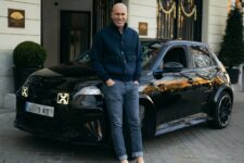 Zinedine Zidane con su nuevo coche, el Alpine A290