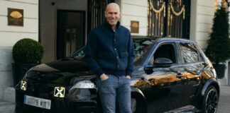 Zinedine Zidane recibe su nuevo coche, el Alpine A290, la versión deportiva del Renault 5 con 218 CV Zinedine Zidane con su nuevo coche, el Alpine A290