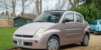 El Toyota WiLL Vi es el coche desconocido que por su aspecto podría ser el más feo al "recordar a los carruajes tirados por caballos" Toyota WiLL Vi