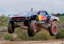 Carlos Sainz se lo hace pasar francamente mal a Isabel Díaz Ayuso en su Ford Raptor T1+ Carlos Sainz se lo hace pasar francamente mal a Isabel Días Ayuso en su Ford Raptor T1+