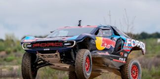 Carlos Sainz se lo hace pasar francamente mal a Isabel Díaz Ayuso en su Ford Raptor T1+ Carlos Sainz se lo hace pasar francamente mal a Isabel Días Ayuso en su Ford Raptor T1+