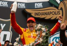 Álex Palou gana las 500 Millas de Indianápolis 2025 y entra en el Olimpo del automovilismo Álex Palou con su botella de leche tras ganar las 500 Millas de Indianápolis 2025