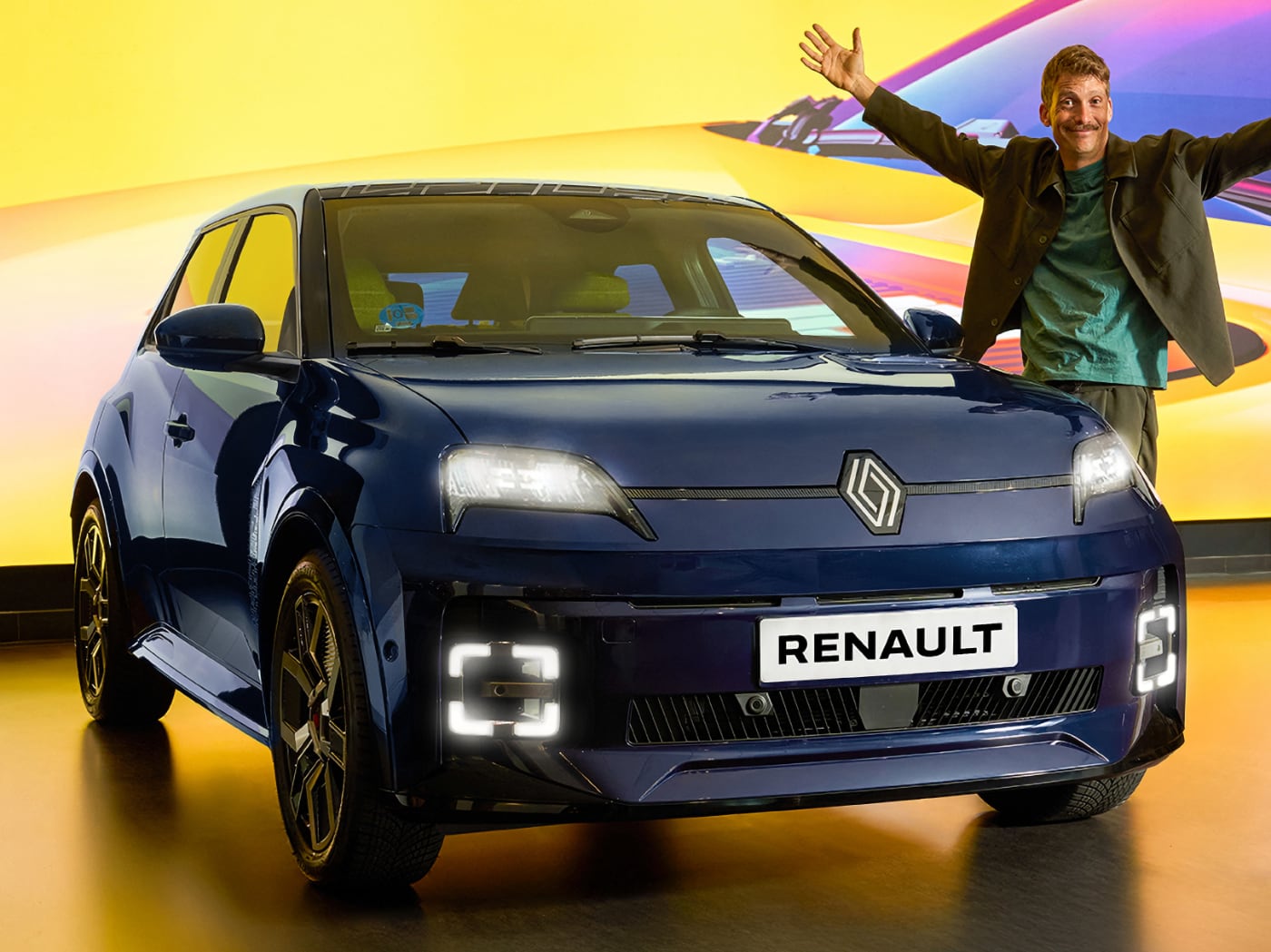 Grison junto a su nuevo coche, el Renault 5 E-Tech eléctrico