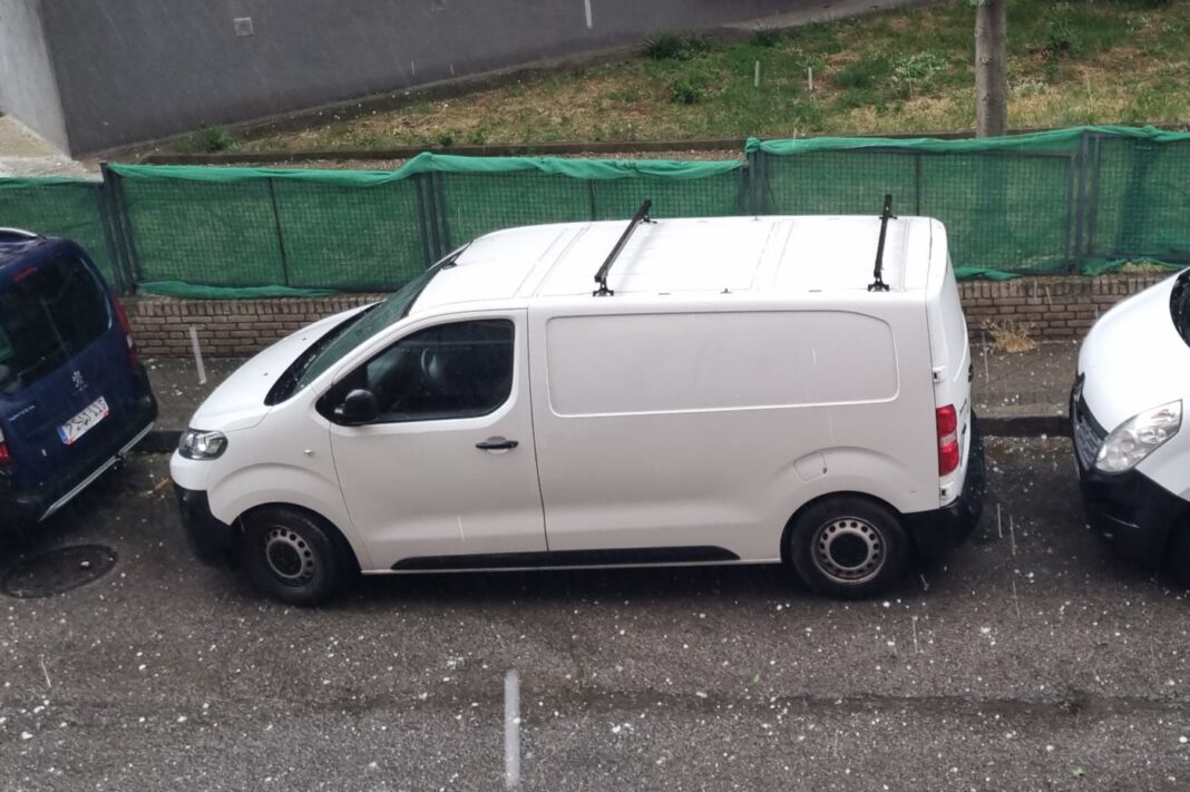 Granizada fuerte en Madrid con desperfectos en los coches
