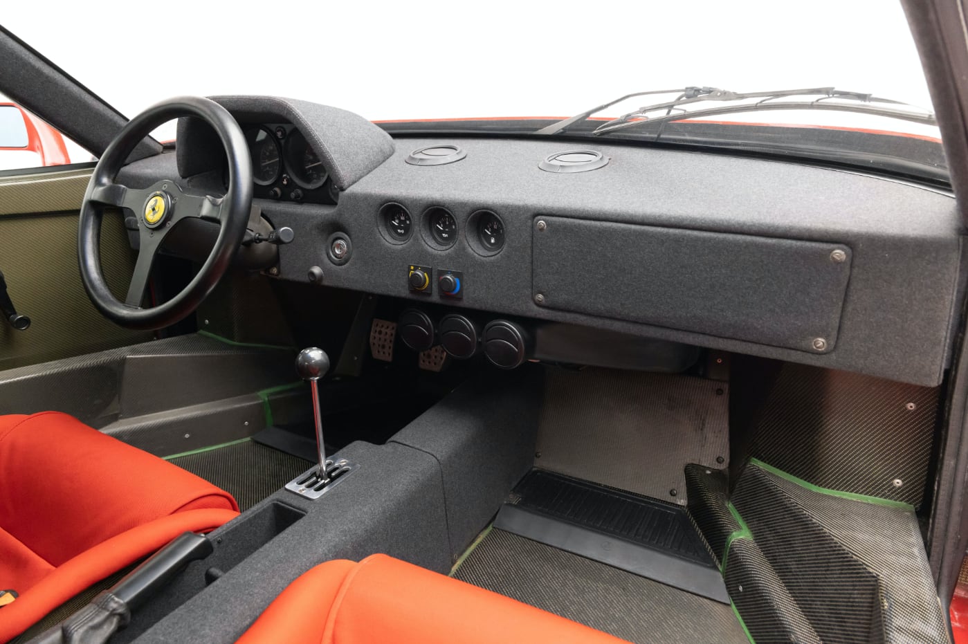 interior del Ferrari F40 con solo 360 kilómetros