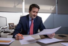 Josu Jon Imaz, CEO de Repsol, critica a Europa y defiende el coche con motor diésel porque "emite menos CO2 en su ciclo de vida que uno eléctrico" Josu Jon Imaz