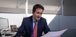 Josu Jon Imaz, CEO de Repsol, critica a Europa y defiende el coche con motor diésel porque "emite menos CO2 en su ciclo de vida que uno eléctrico" Josu Jon Imaz