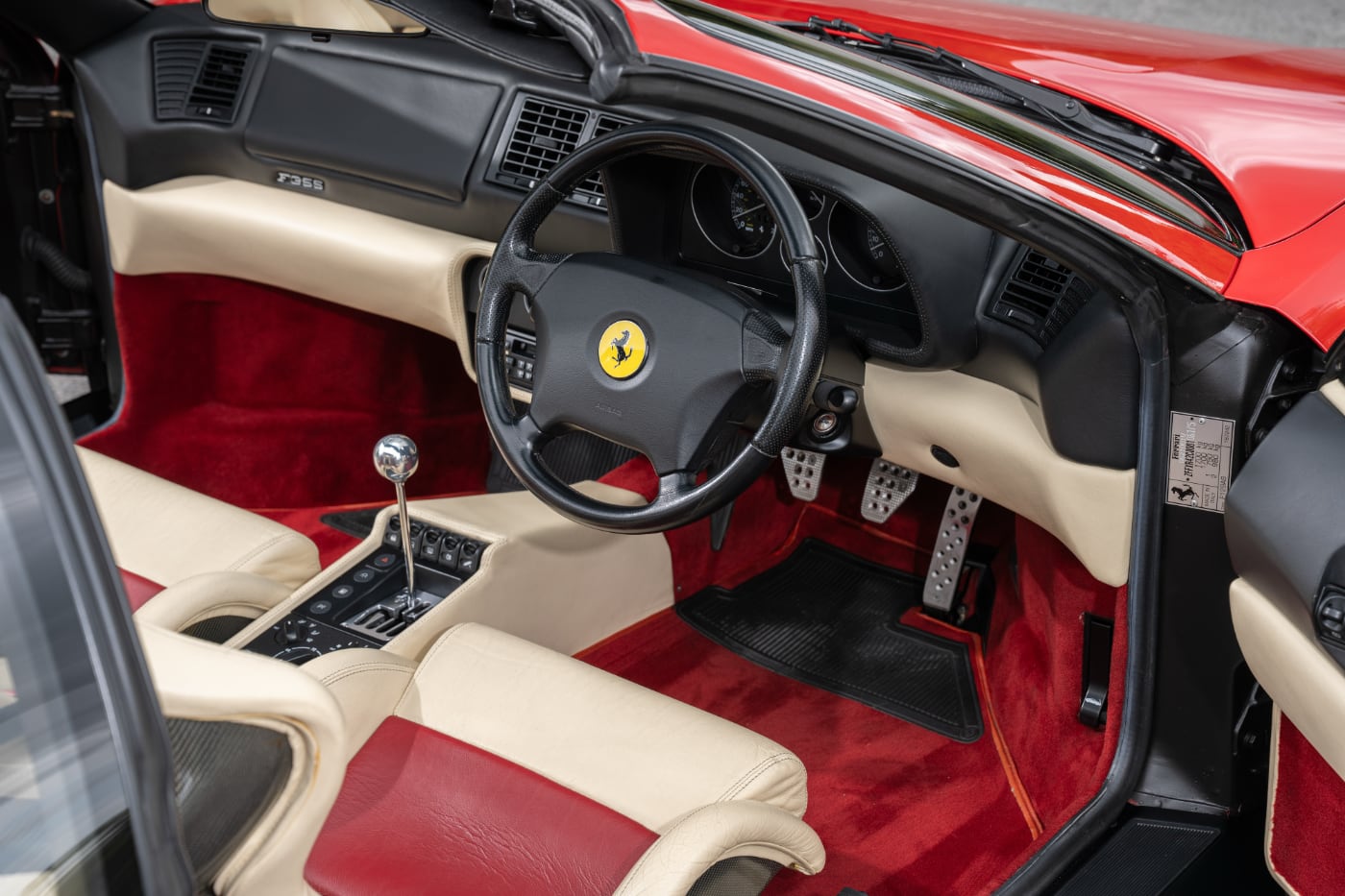 interior del Ferrari F355 GTS de Jeremy Clarkson
