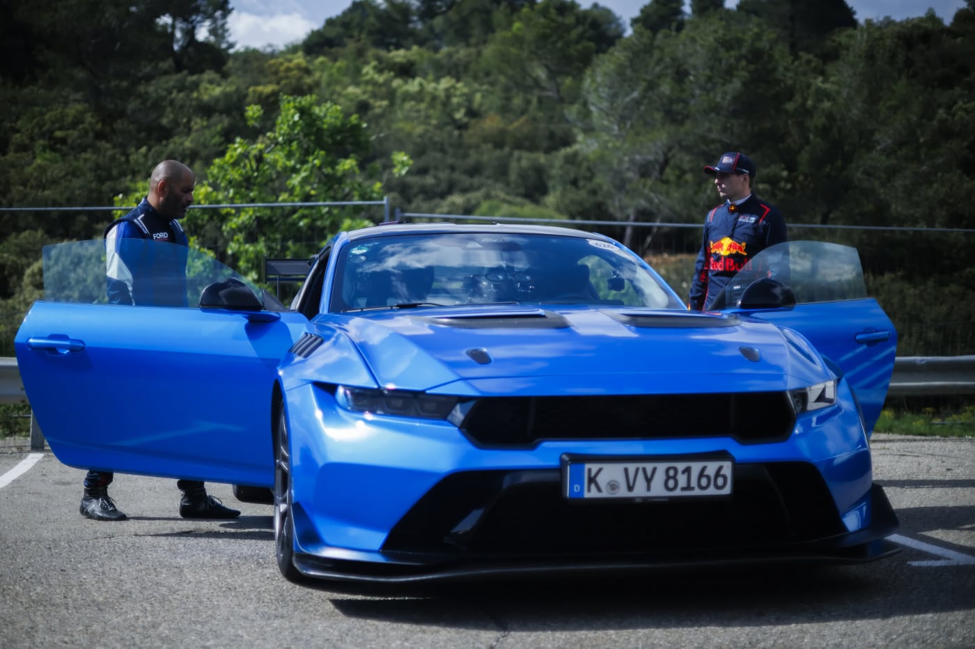 Max Verstappen y Chris Harris prueban el nuevo Ford Mustang GTD