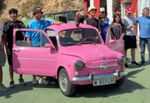 No vas a dar crédito con el coche con el que Lando Norris se ha movido por Marbella: español, sin aire acondicionado ni dirección asistida, con 25 CV, rosa y con pestañas Coche Lando Norris por Marbella es un Seat 600 E