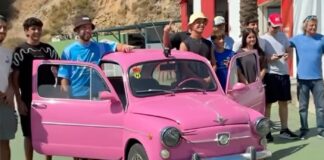 No vas a dar crédito con el coche con el que Lando Norris se ha movido por Marbella: español, sin aire acondicionado ni dirección asistida, con 25 CV, rosa y con pestañas Coche Lando Norris por Marbella es un Seat 600 E