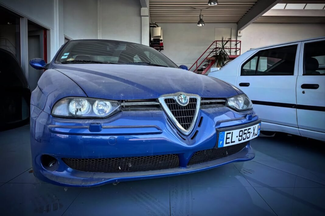 Alfa 156 GTA en el concesionario abandonado Alfa Romeo