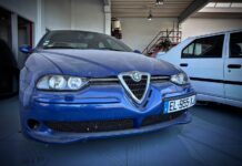 Descubren un concesionario abandonado Alfa Romeo con coches cogiendo polvo a estrenar como un 156 GTA Alfa 156 GTA en el concesionario abandonado Alfa Romeo
