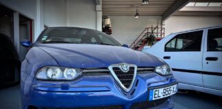 Descubren un concesionario abandonado Alfa Romeo con coches cogiendo polvo a estrenar como un 156 GTA Alfa 156 GTA en el concesionario abandonado Alfa Romeo