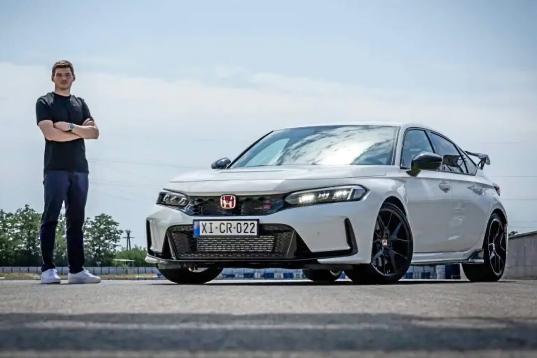 Max Verstappen junto al Honda Civic Type R, un coche de tracción delantera