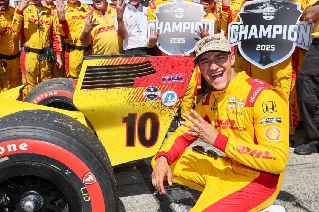 Álex Palou celebrando su cuarto campeonato de la Indycar