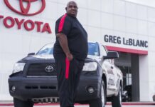 Le hace 1.600.000 kilómetros a su Toyota y la marca se lo cambia por uno nuevo para exponerlo en su museo Víctor Shepard con su Toyota Tundra cuyo odómetro marca 1.600.000