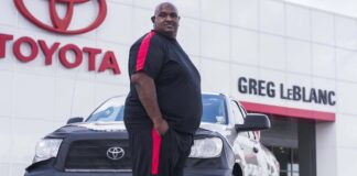 Le hace 1.600.000 kilómetros a su Toyota y la marca se lo cambia por uno nuevo para exponerlo en su museo Víctor Shepard con su Toyota Tundra cuyo odómetro marca 1.600.000