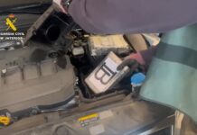 La Guardia Civil interviene dos kilos de cocaína que estaban escondidos el hueco del filtro de aire del motor de un coche dos-kilos-cocaina-filtro-aire-coche