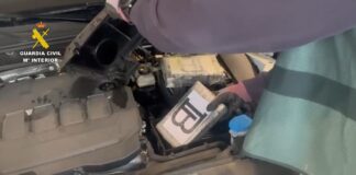 La Guardia Civil interviene dos kilos de cocaína que estaban escondidos el hueco del filtro de aire del motor de un coche dos-kilos-cocaina-filtro-aire-coche