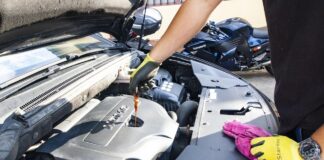 Un empleado de Ford pierde su cartera en la planta de montaje y un mecánico la encuentra en un coche, 11 años después, con dinero en efectivo y tarjetas regalo válidas empleado-ford-pierde-cartera-mecanico-la-recupera-11-anos-despues