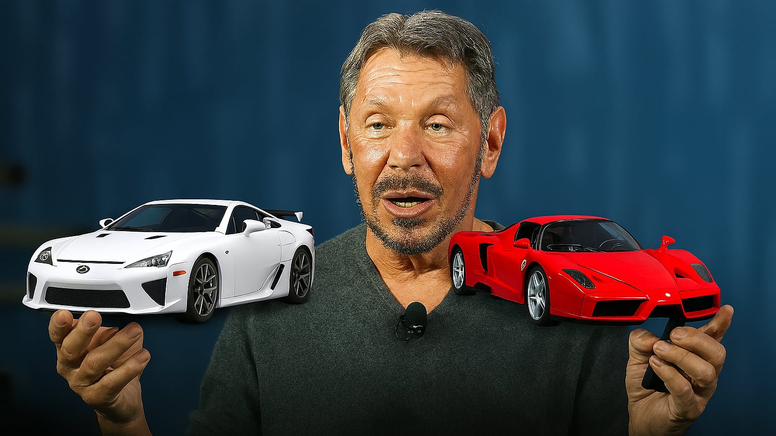 Larry Elison y dos de sus coches de la colección