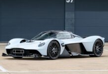 A subasta el Aston Martin Valkyrie de Daniel Ricciardo con sólo 160 kilómetros y opciones por lo que cuesta un Porsche 911 Subasta Aston Martin Valkyrie Daniel Ricciardo