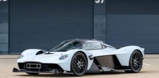 A subasta el Aston Martin Valkyrie de Daniel Ricciardo con sólo 160 kilómetros y opciones por lo que cuesta un Porsche 911 Subasta Aston Martin Valkyrie Daniel Ricciardo