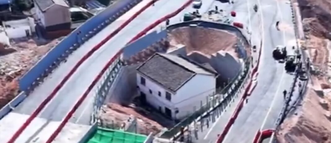 casa-rodeada-autopista-china